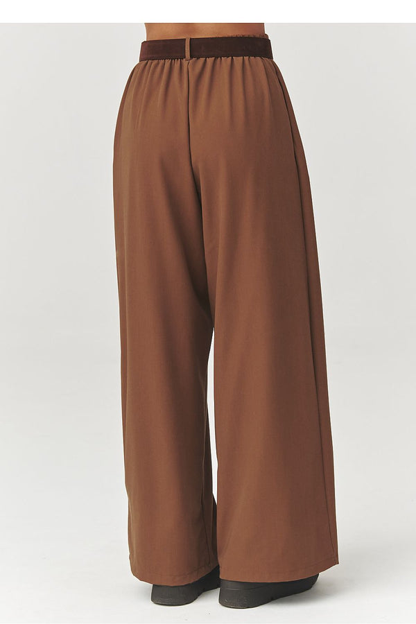 Women trousers model 223364 Makadamia