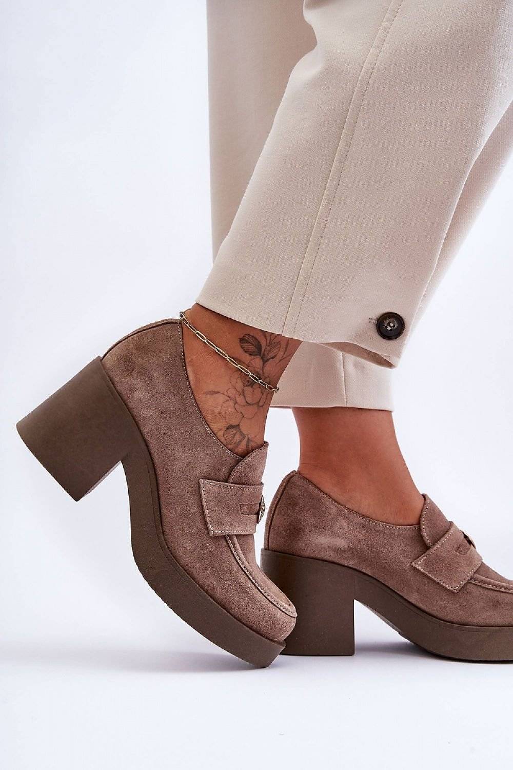 Heeled low shoes